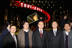 國(guó)家質(zhì)檢總局副局長(zhǎng)支樹(shù)平（右三）在中央電視臺(tái)演播大廳2010年&ldquo;3.15晚會(huì)&rdquo;直播現(xiàn)場(chǎng)與中國(guó)質(zhì)量檢驗(yàn)協(xié)會(huì)會(huì)員工作部主任楊曉東（右二）、防偽中心主任王成村（右一）、會(huì)員工作部副主任劉輝（左二）、會(huì)員工作部副主任王劍（左一）等協(xié)會(huì)工作人員代表合影留念